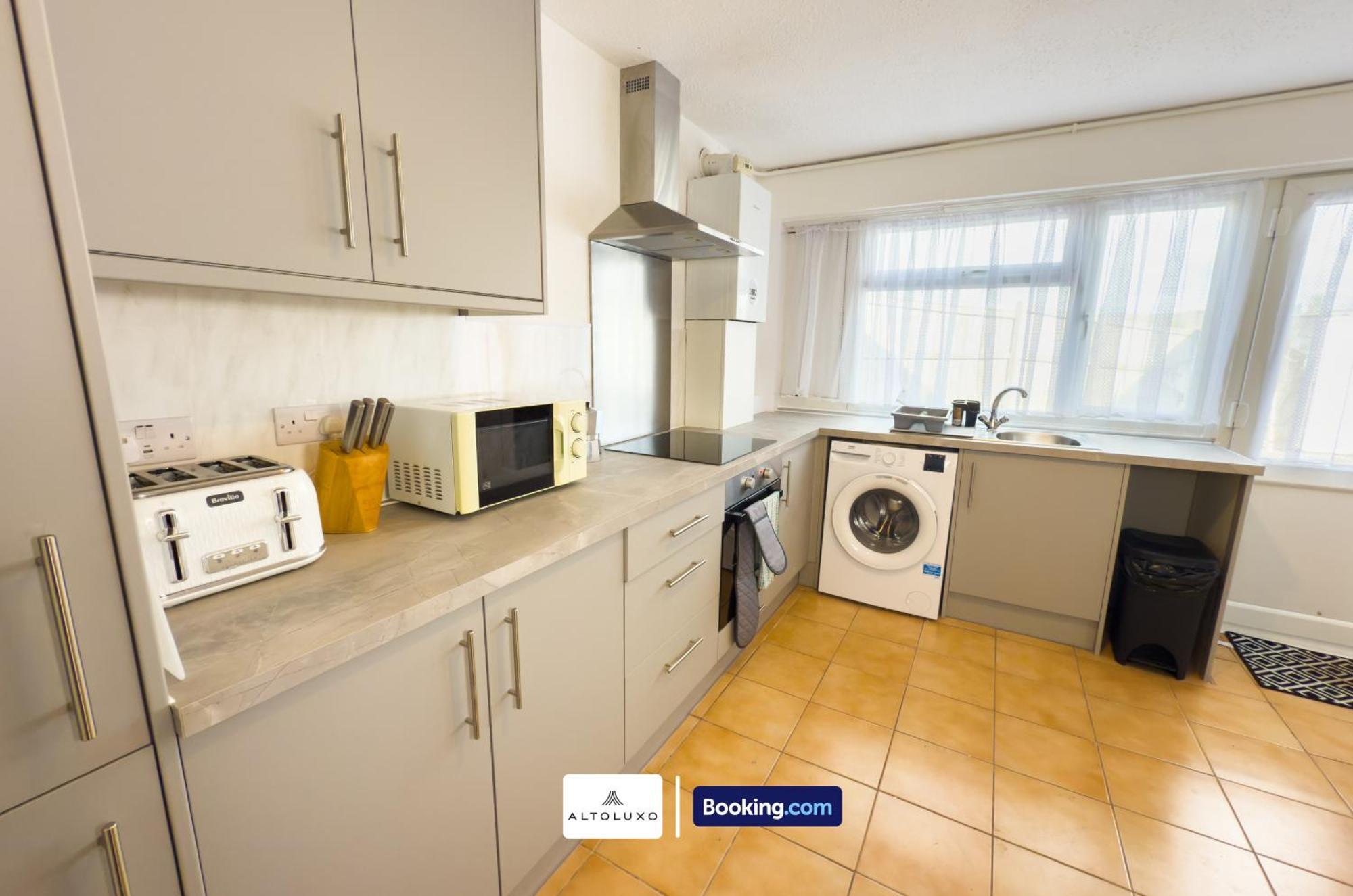 Orion's Place 3 Bedroom House By Altoluxoexperience Short Lets & Serviced With Free Parking Apartment