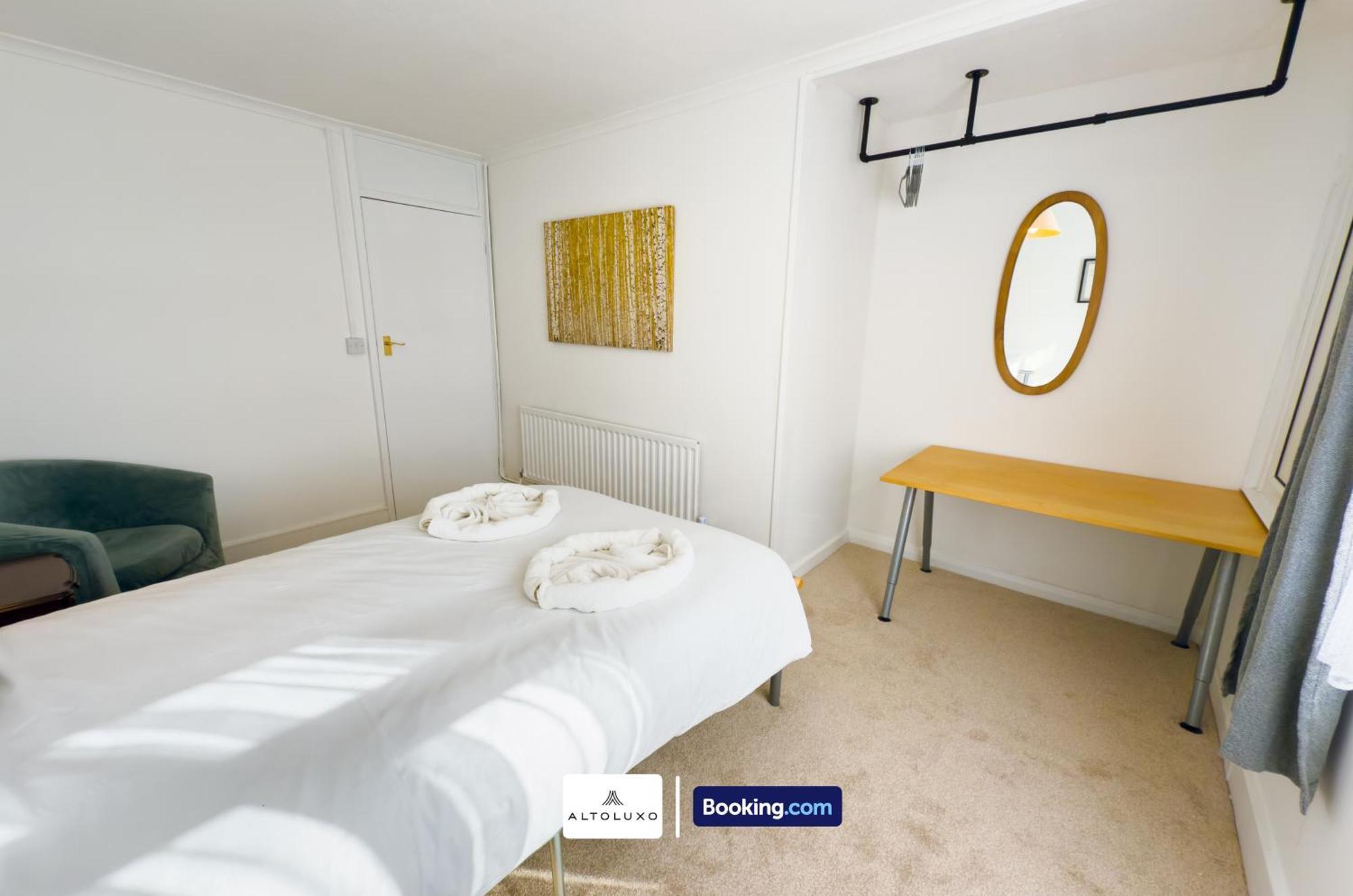 Orion's Place 3 Bedroom House By Altoluxoexperience Short Lets & Serviced With Free Parking *