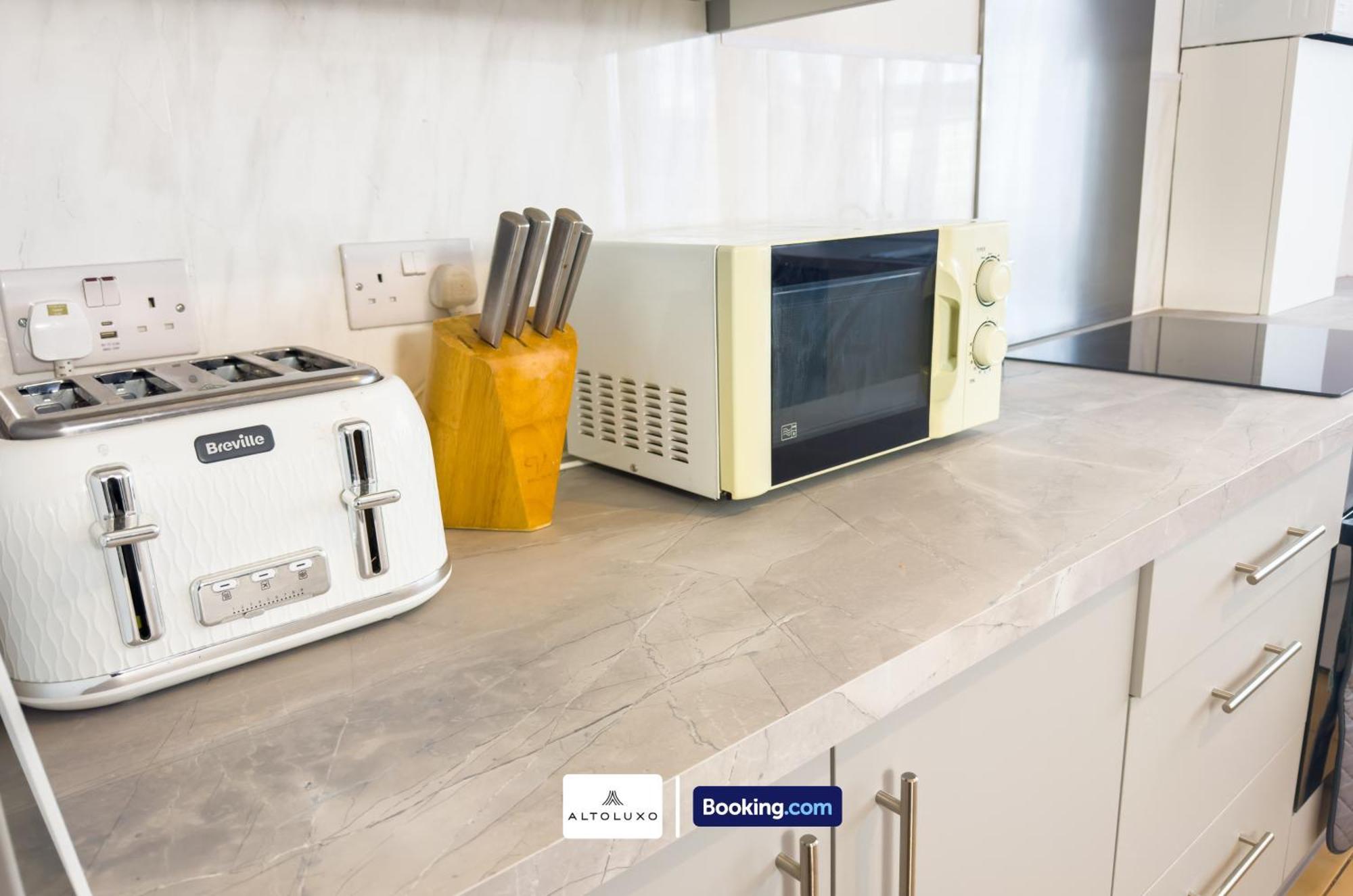 Orion's Place 3 Bedroom House By Altoluxoexperience Short Lets & Serviced With Free Parking Bristol