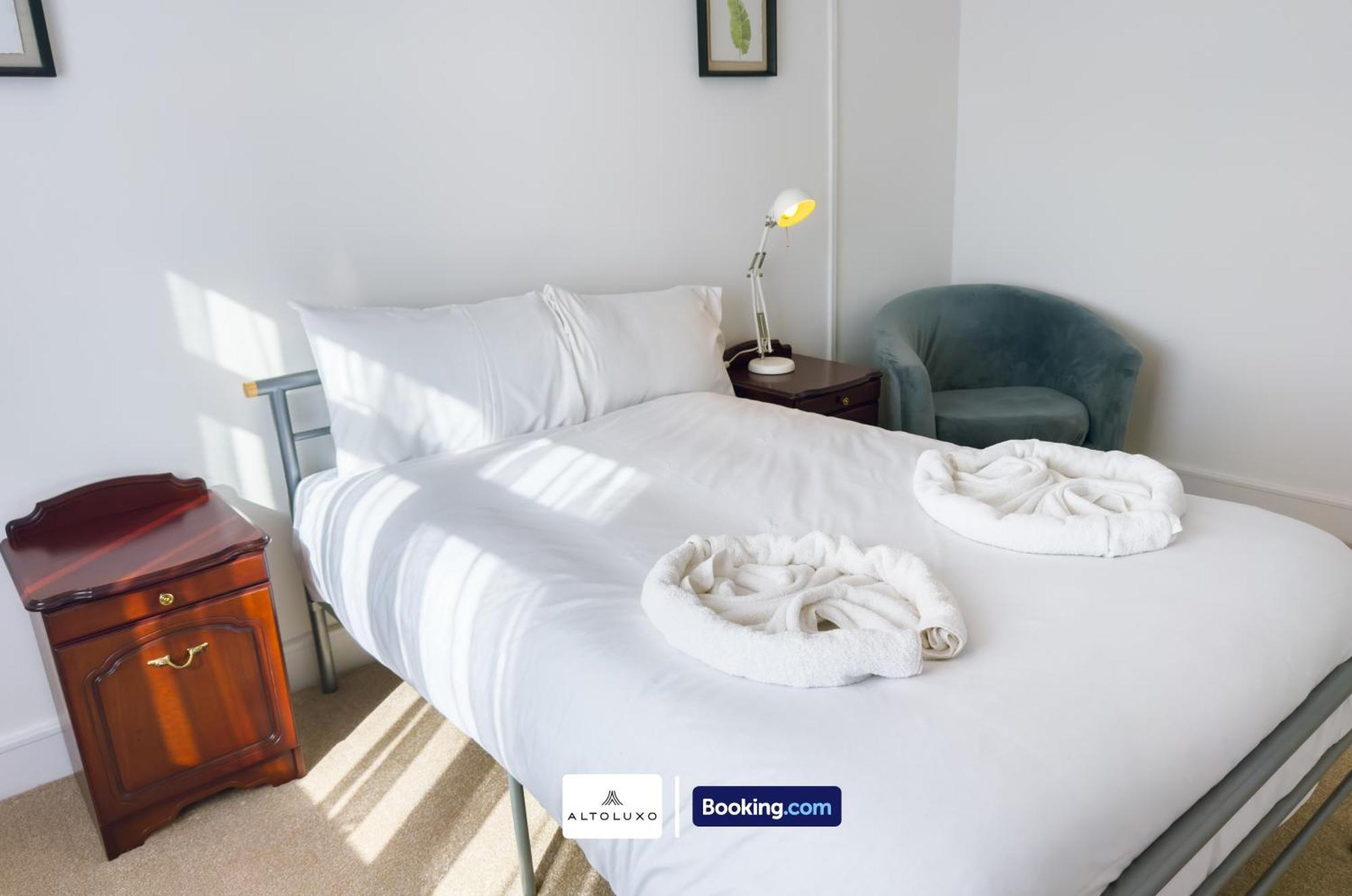 Orion's Place 3 Bedroom House By Altoluxoexperience Short Lets & Serviced With Free Parking Bristol