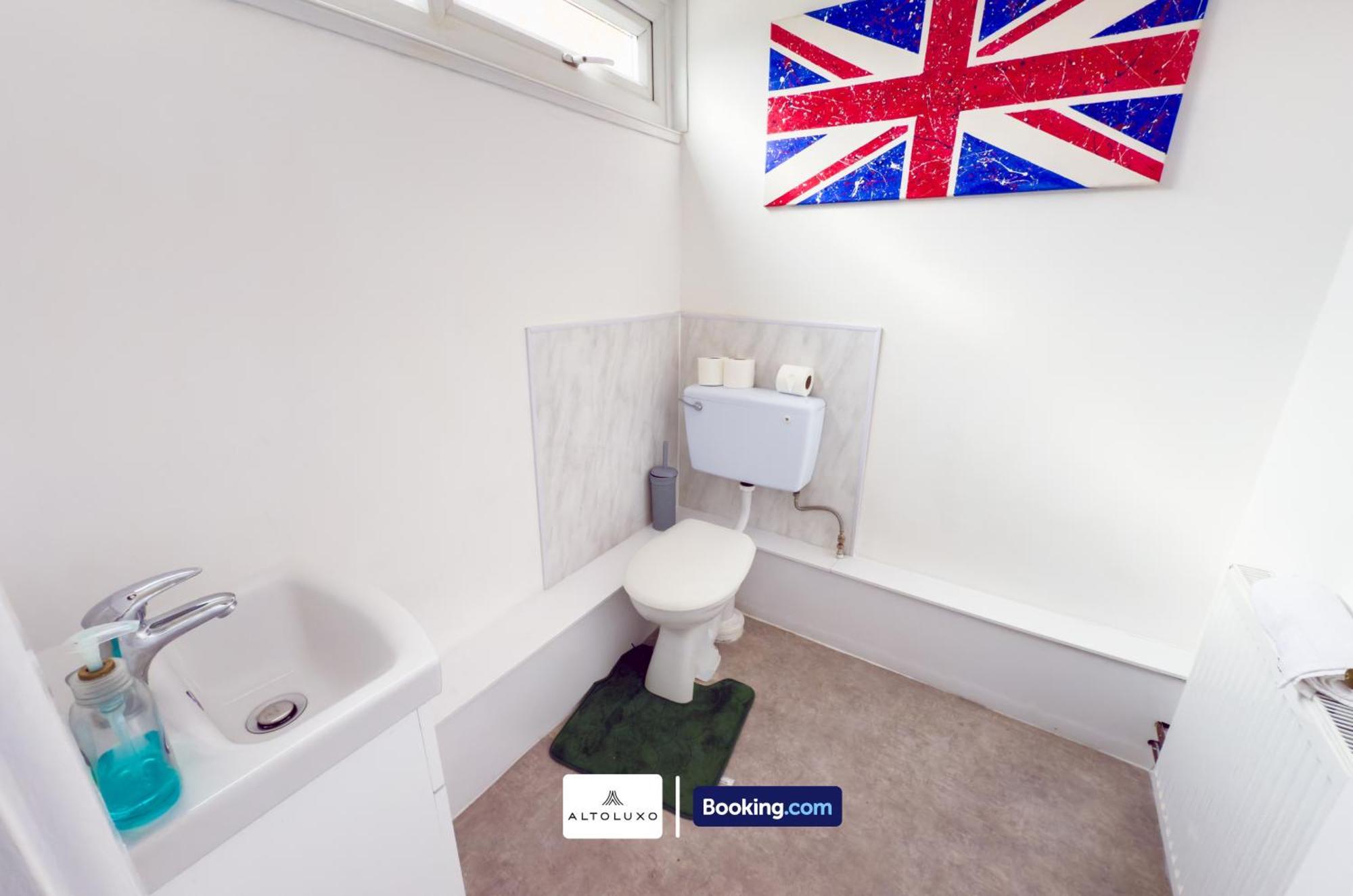 Orion's Place 3 Bedroom House By Altoluxoexperience Short Lets & Serviced With Free Parking Apartment