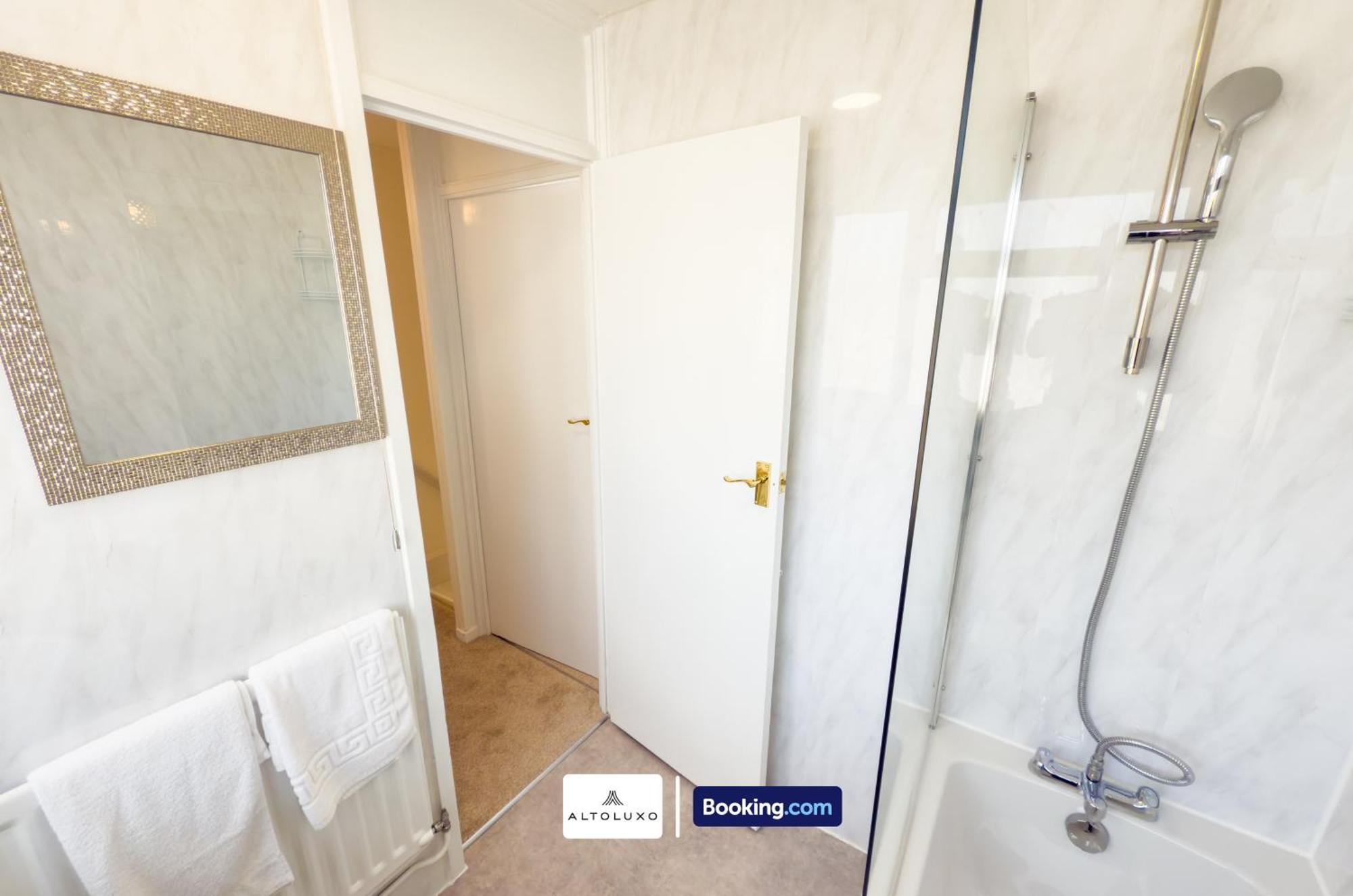 Orion's Place 3 Bedroom House By Altoluxoexperience Short Lets & Serviced With Free Parking