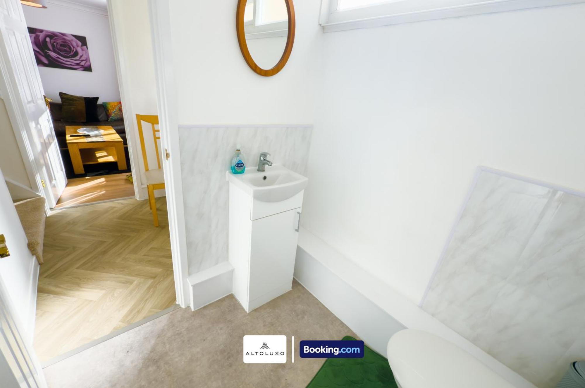 Orion's Place 3 Bedroom House By Altoluxoexperience Short Lets & Serviced With Free Parking Apartment