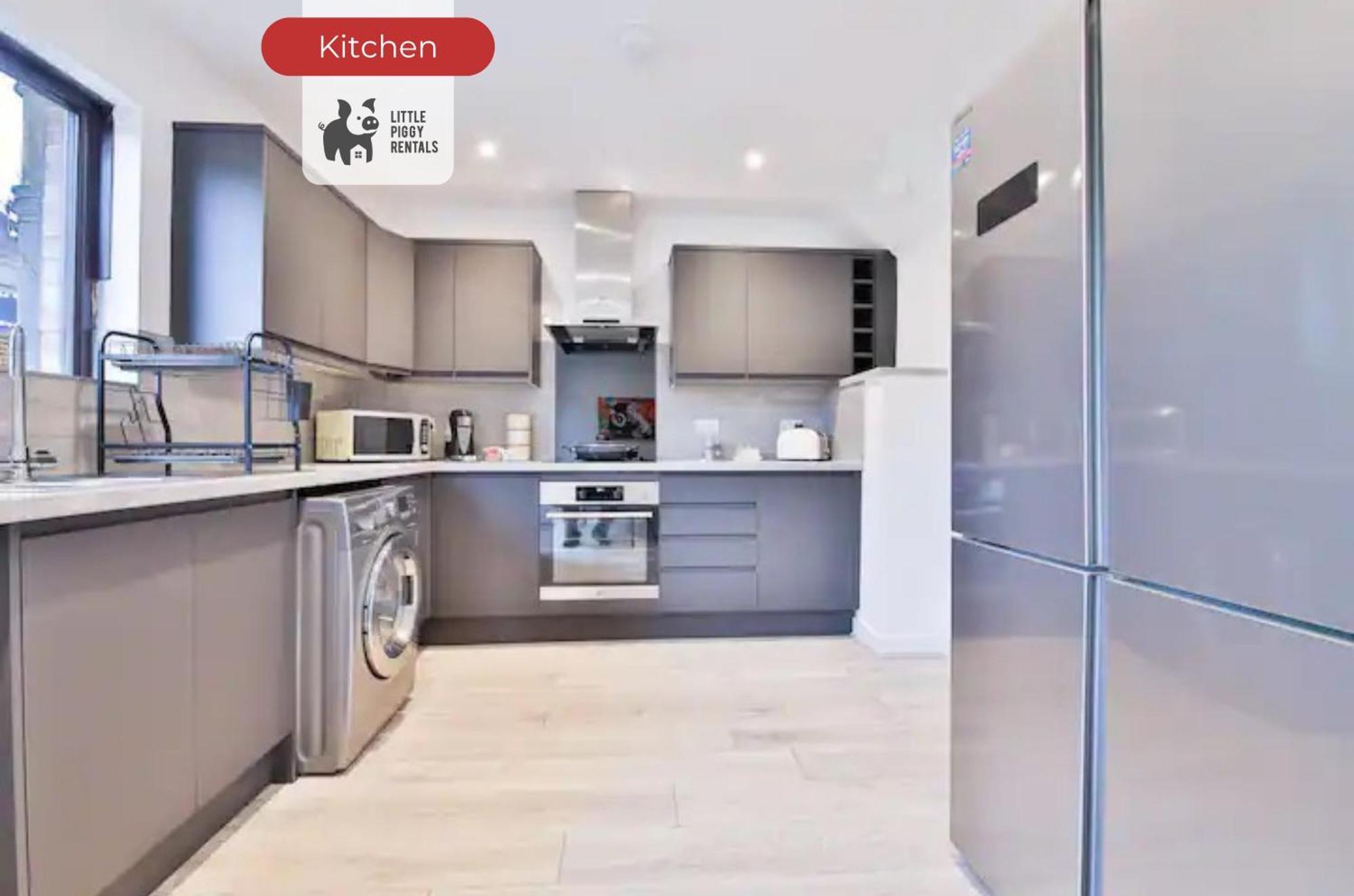 Holiday home 3 Bedroom By Littlepiggyrentals Short Lets & Serviced With Wifi & Free Parking *