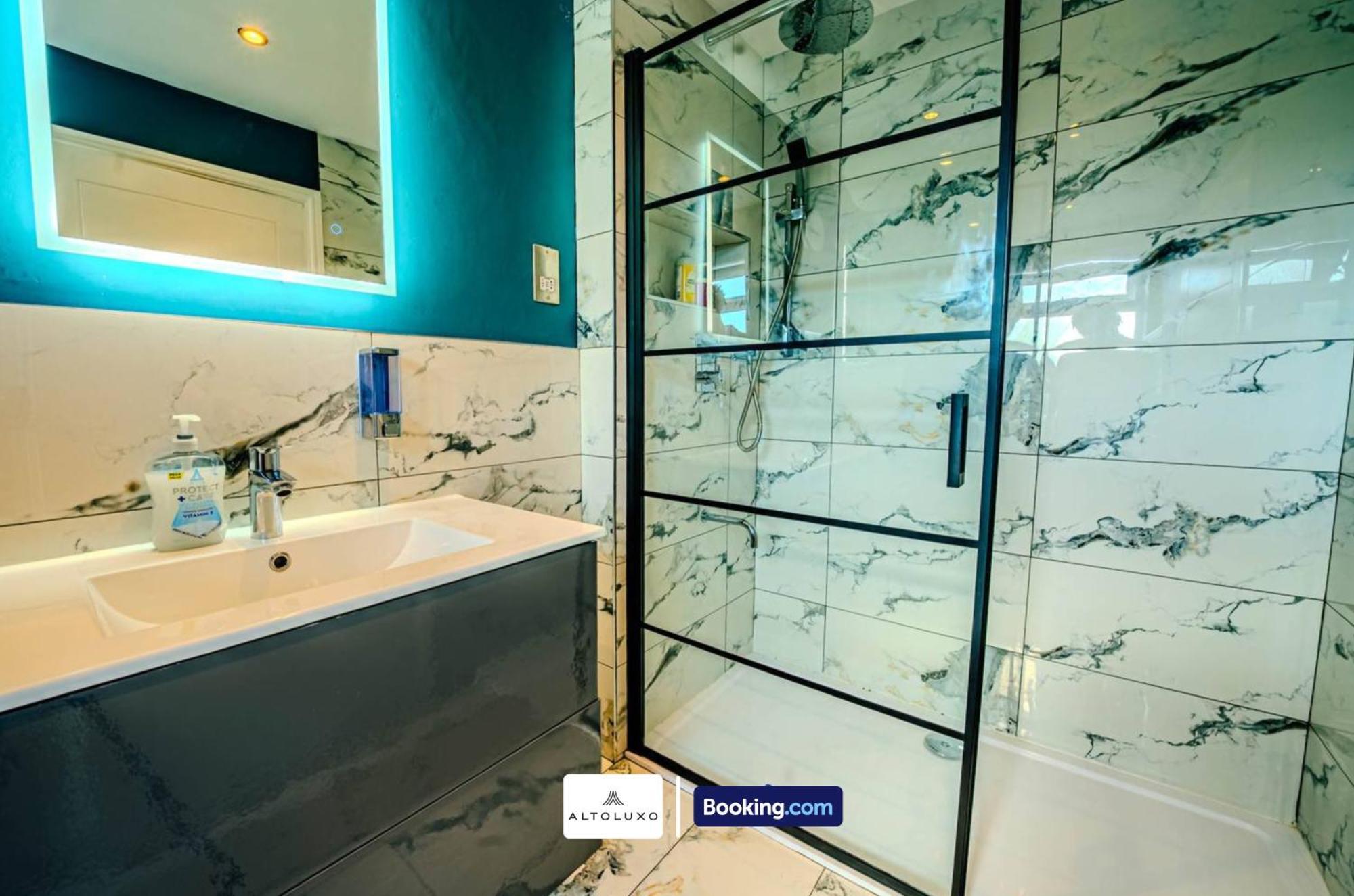 Stylish & Comfy 1 Bedroom By Altoluxoexperience Short Lets & Serviced With Free Wifi & Parking * Bristol