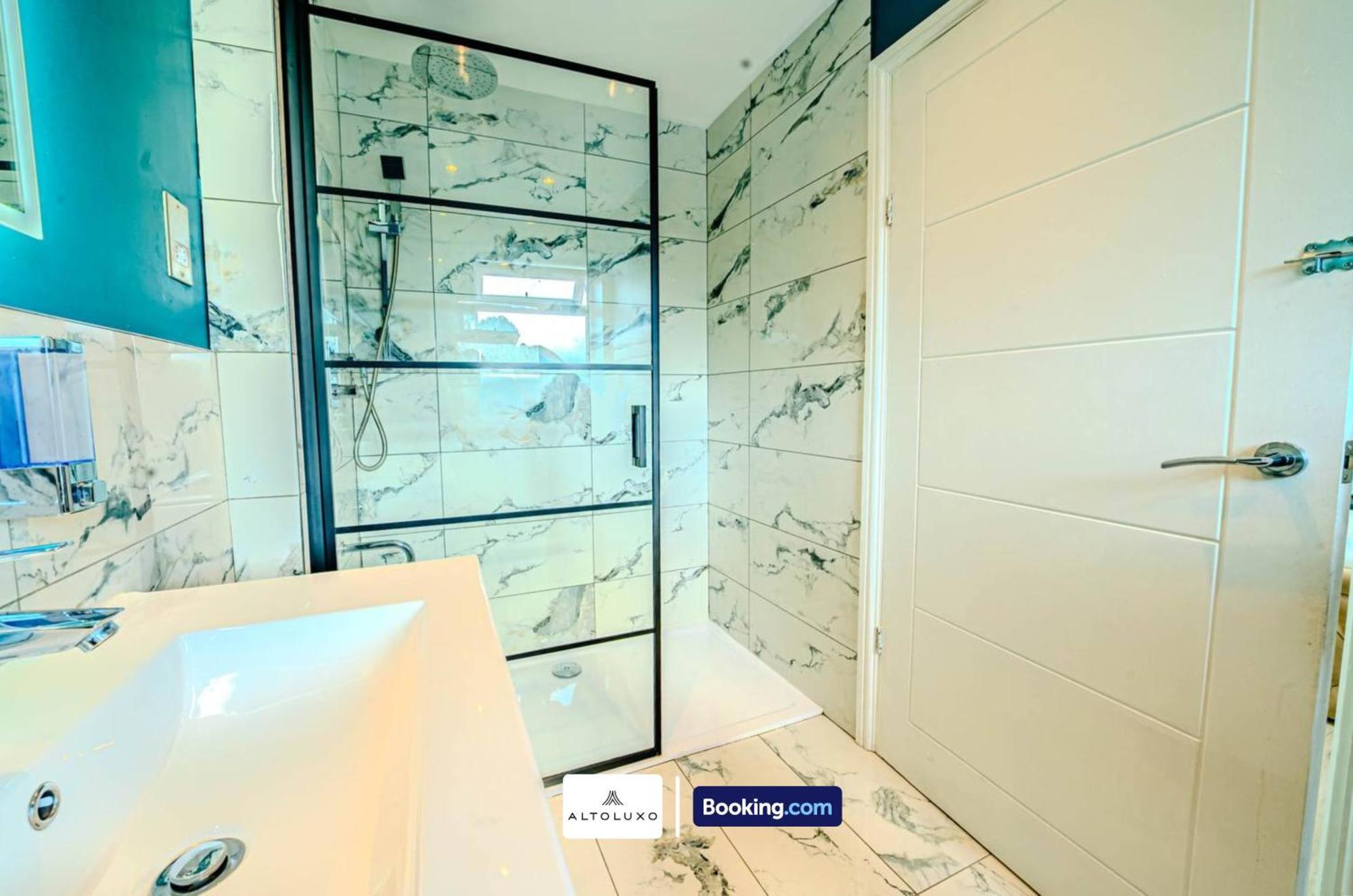 Stylish & Comfy 1 Bedroom By Altoluxoexperience Short Lets & Serviced With Free Wifi & Parking