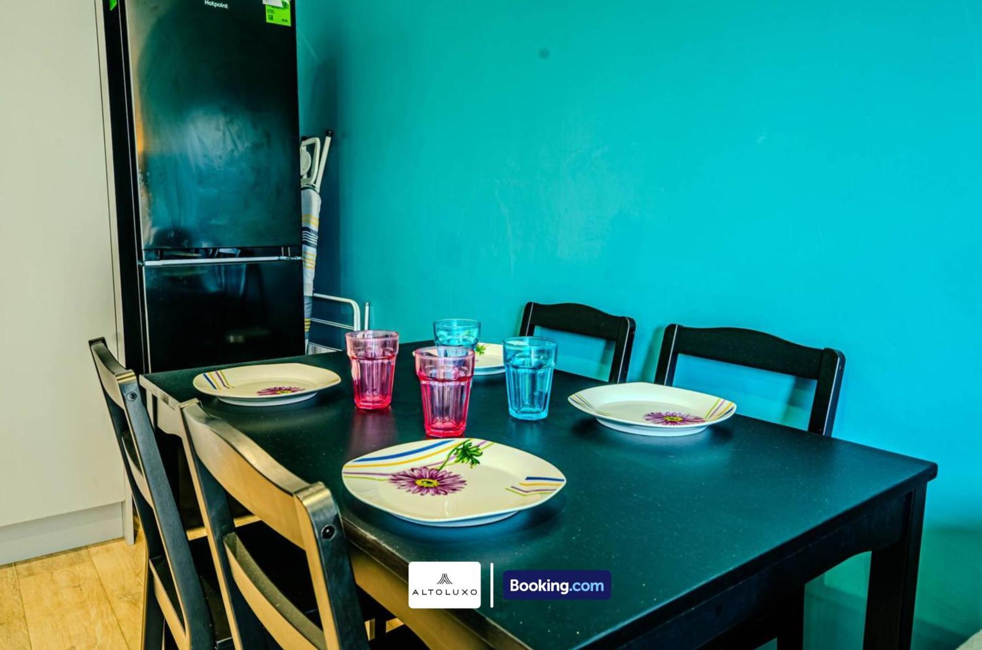 Stylish & Comfy 1 Bedroom By Altoluxoexperience Short Lets & Serviced With Free Wifi & Parking *