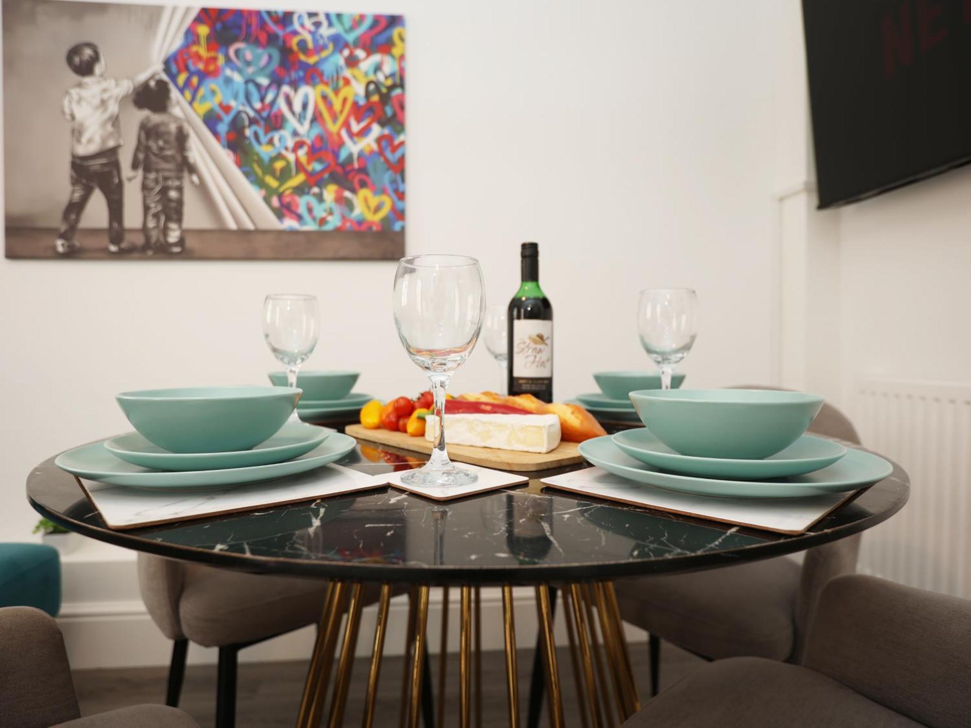 Apartment North Rd By N And N Ltd, Close To Vibrant Gloucester Rd With Plenty Of Restaurants And Shops Near By, Free On Street Parking Available And Pvt Of Street Parking 4pm To 8am Mon To Fri And Weekend