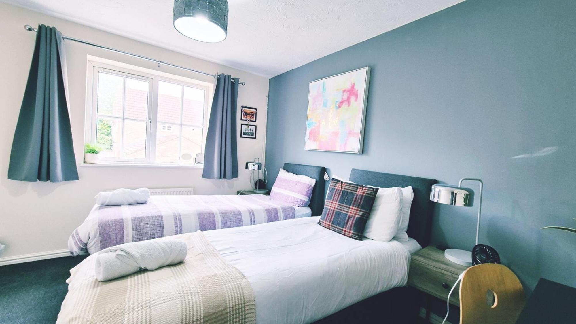 Modern 2 Bed House- Free Parking And Close To The Centre *