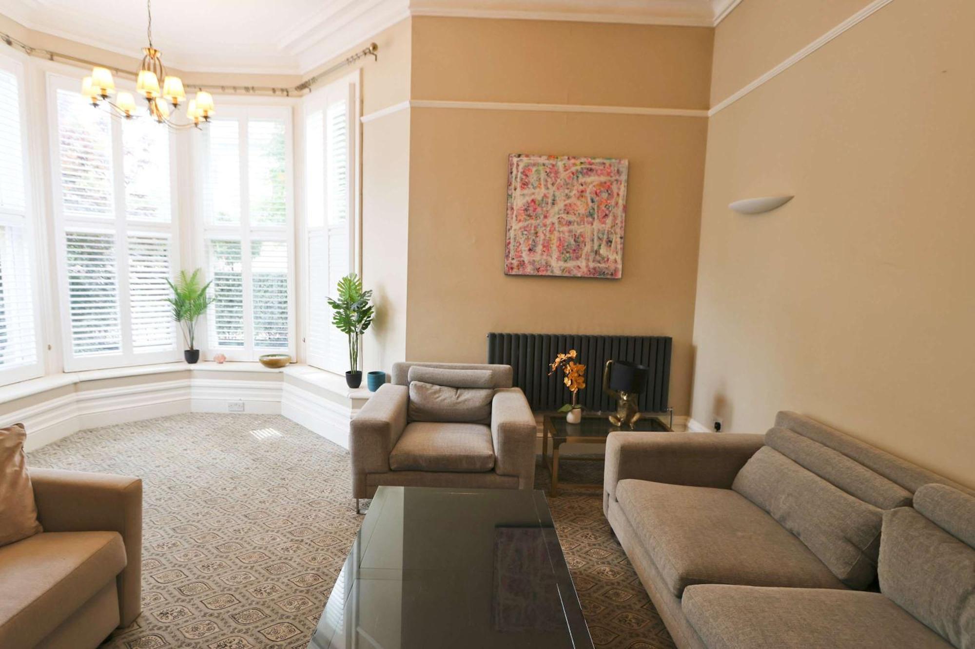 Two Bedroom Ground Floor Flat In Clifton Village Apartment *