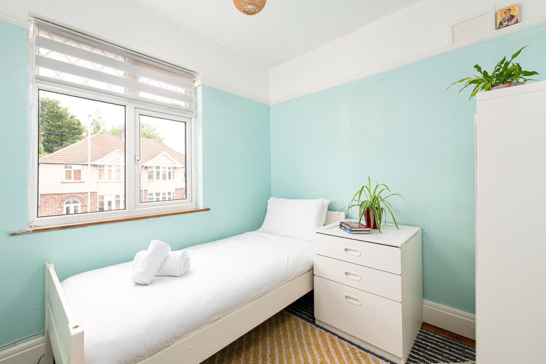 Spacious & Bright 3bedroom Home-sleeps7-parking Holiday home *