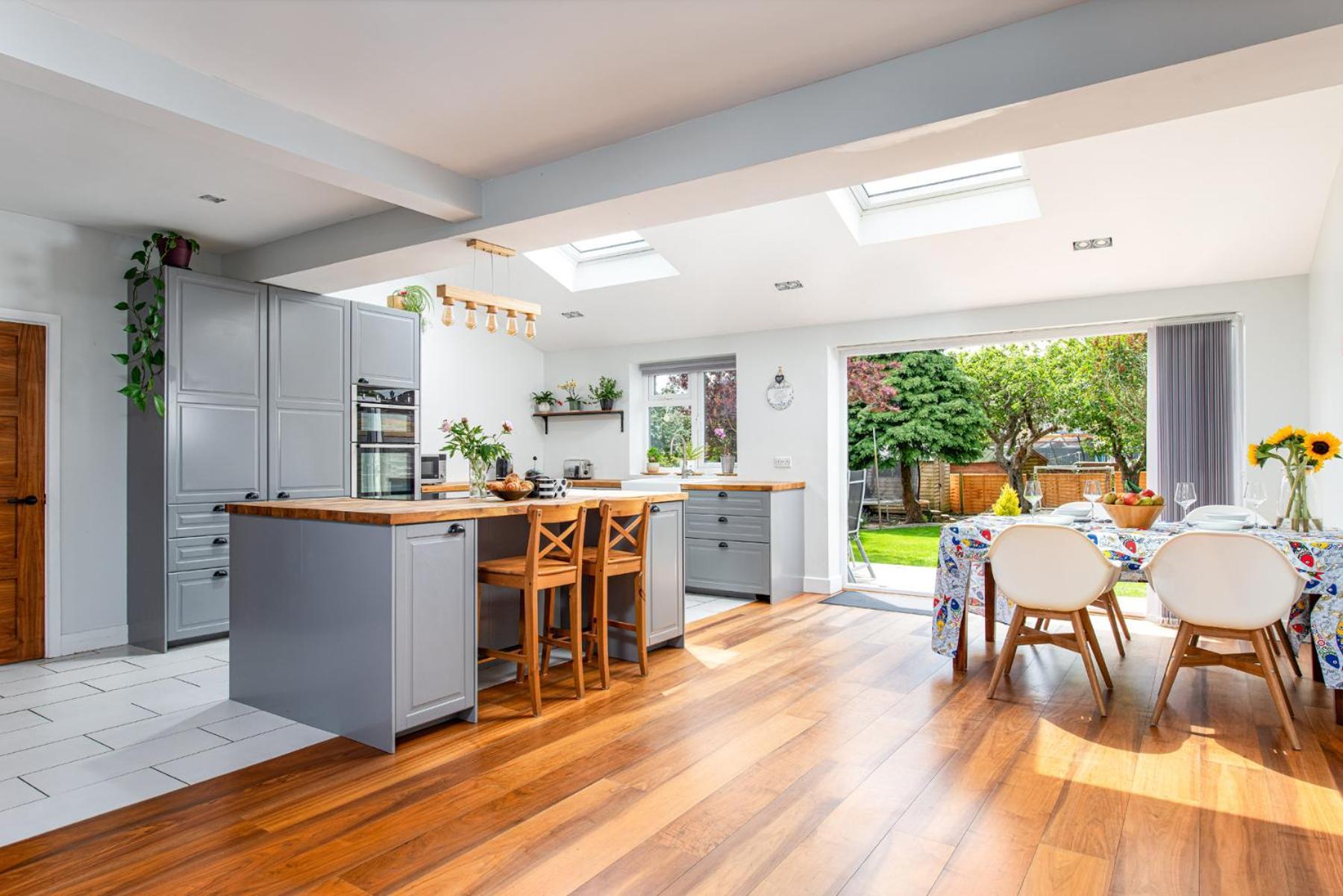 Spacious & Bright 3bedroom Home-sleeps7-parking Holiday home