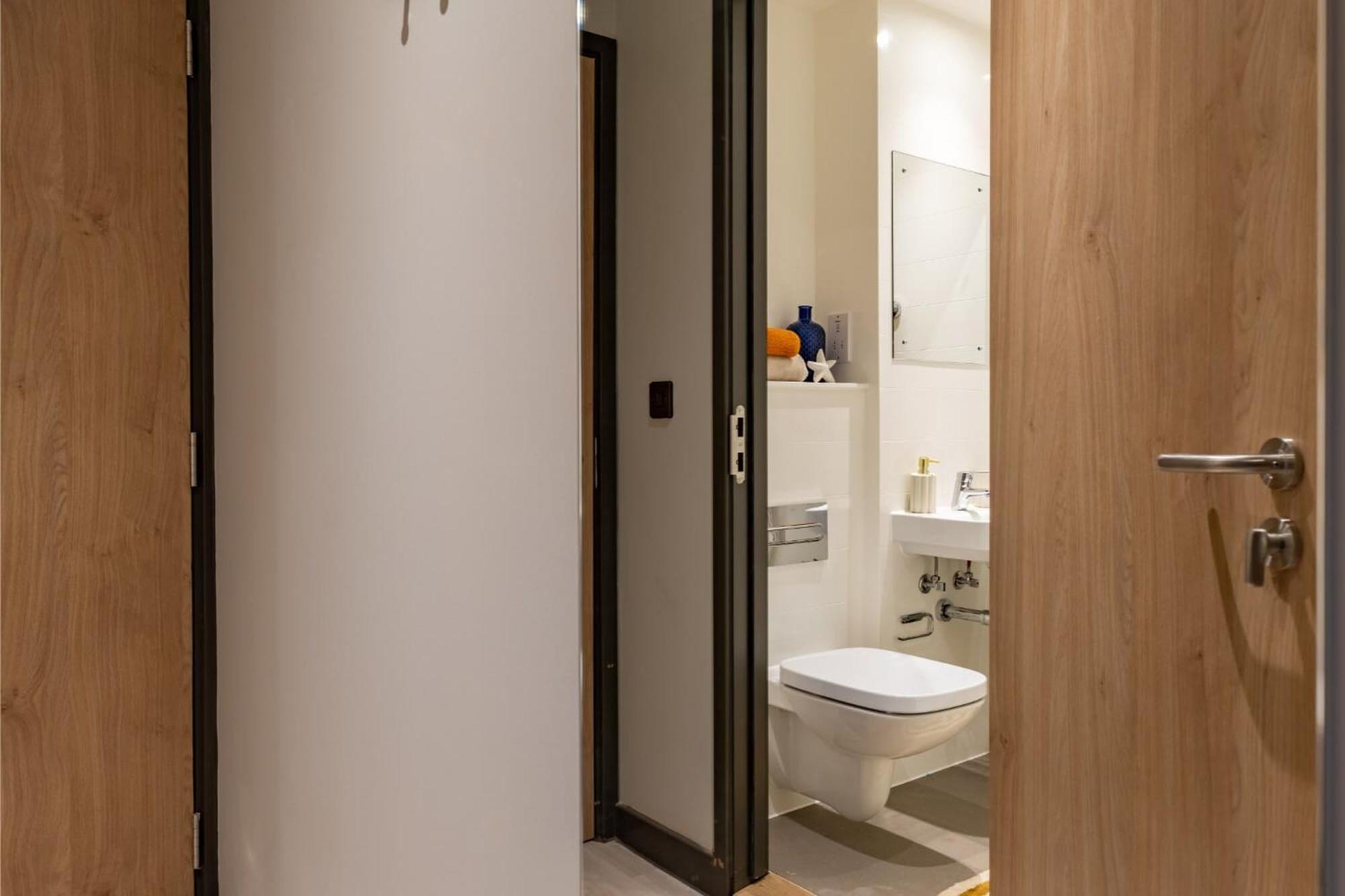 Apartment Student Only At The Port On The Square