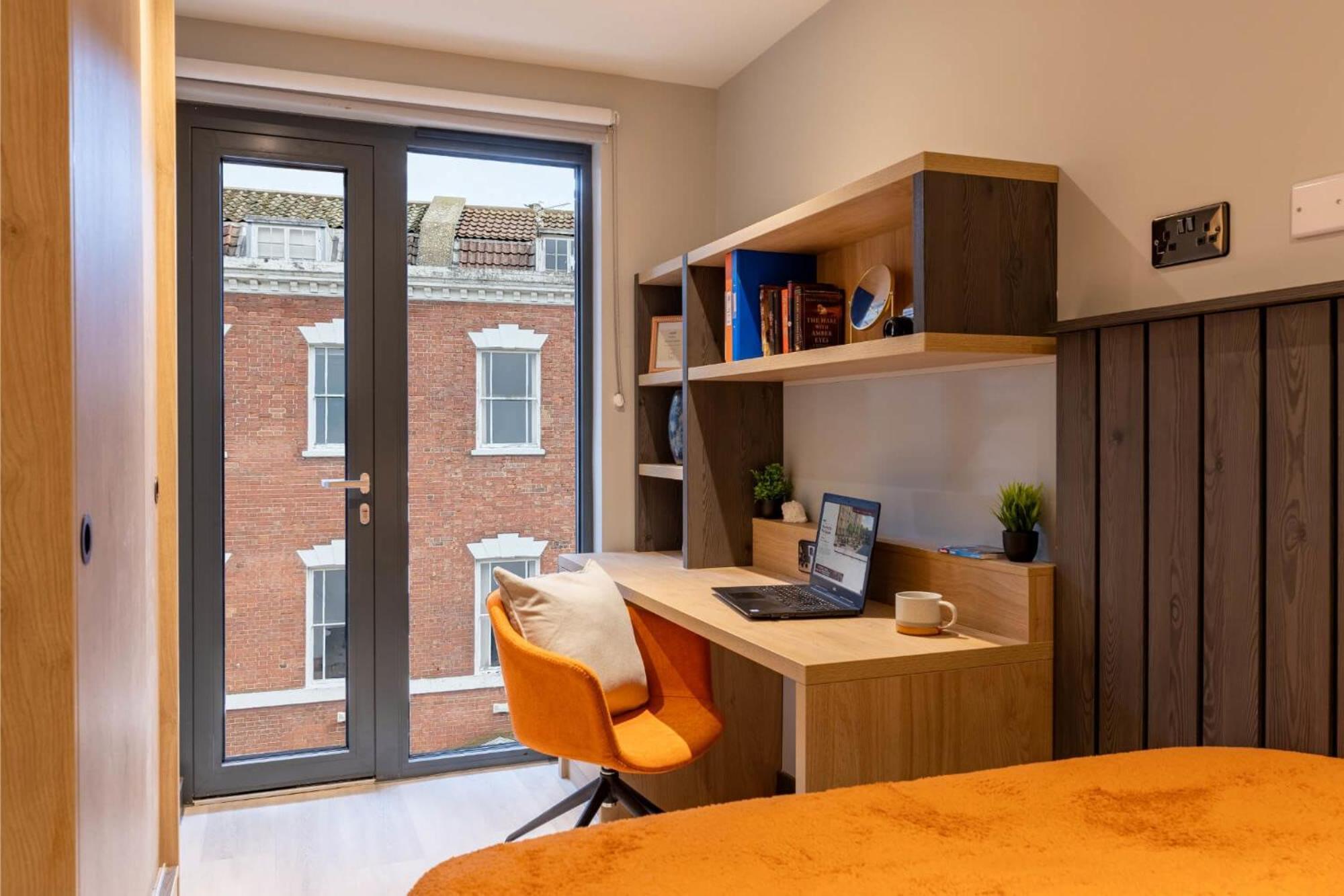 Student Only At The Port On The Square Apartment