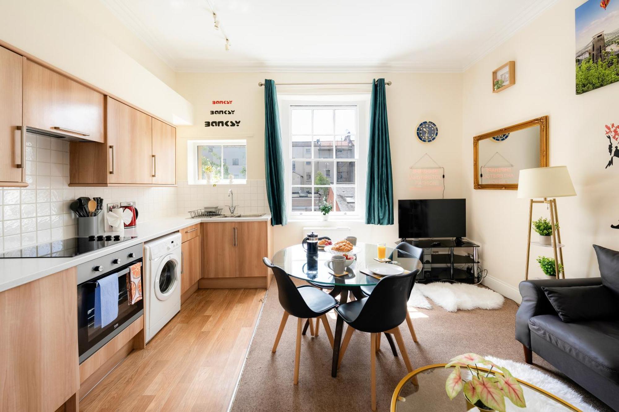 Clifton Nr Centre, Georgian Period Flat, Permit Parking X1, Garden
