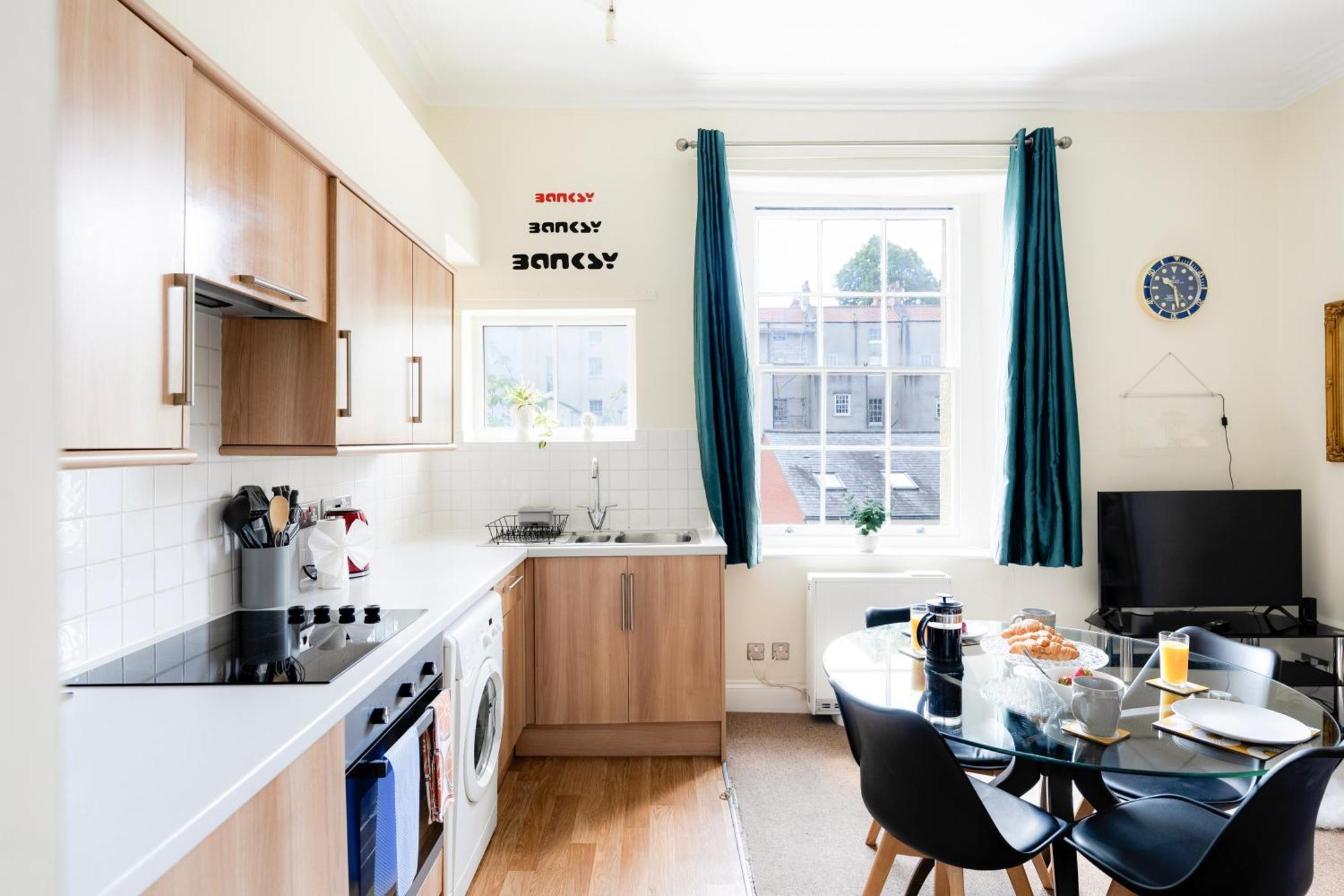 Clifton Nr Centre, Georgian Period Flat, Permit Parking X1, Garden