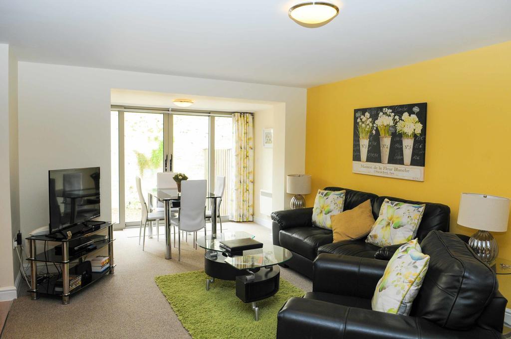 Apartment Your Cotham Lawn