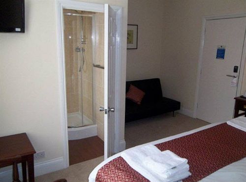 Oyo The Regency, Clifton 3*