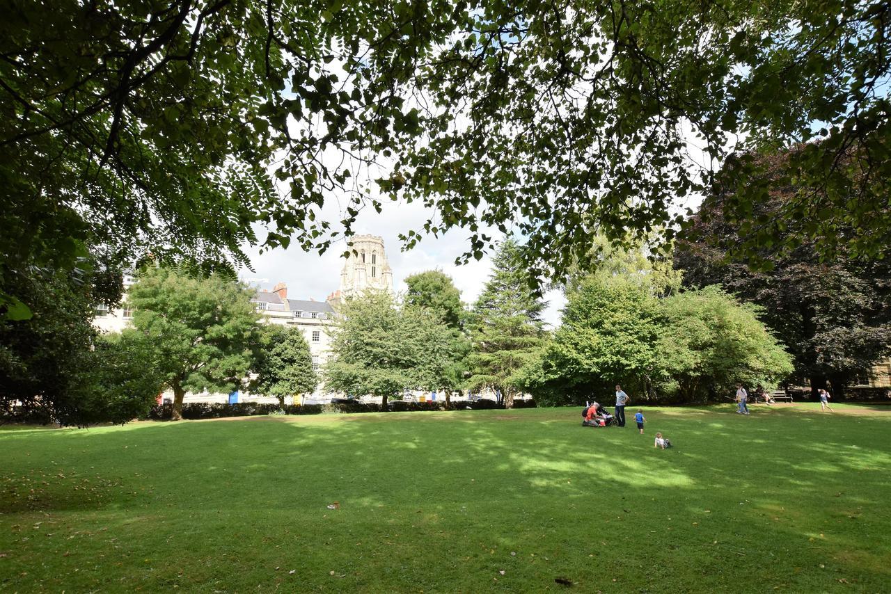 Berkeley Square Pads Apartment *