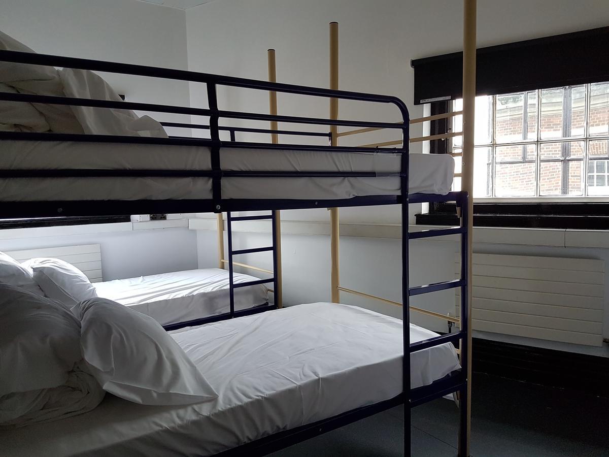 Rock N Bowl Hostel *
