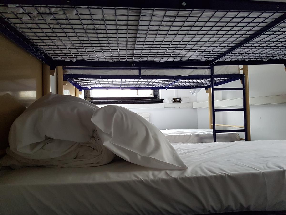 Rock N Bowl Hostel *