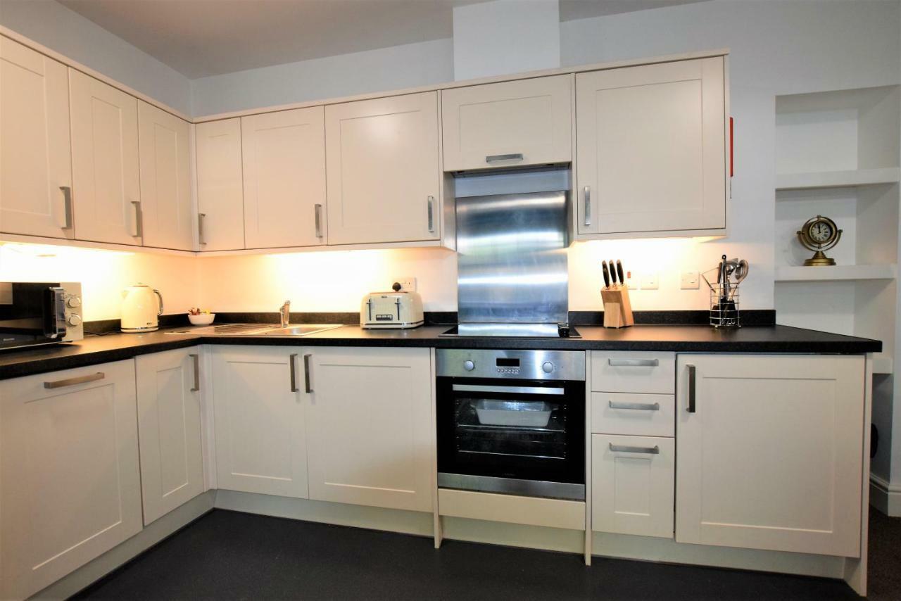 Berkeley Square Pads Apartment *