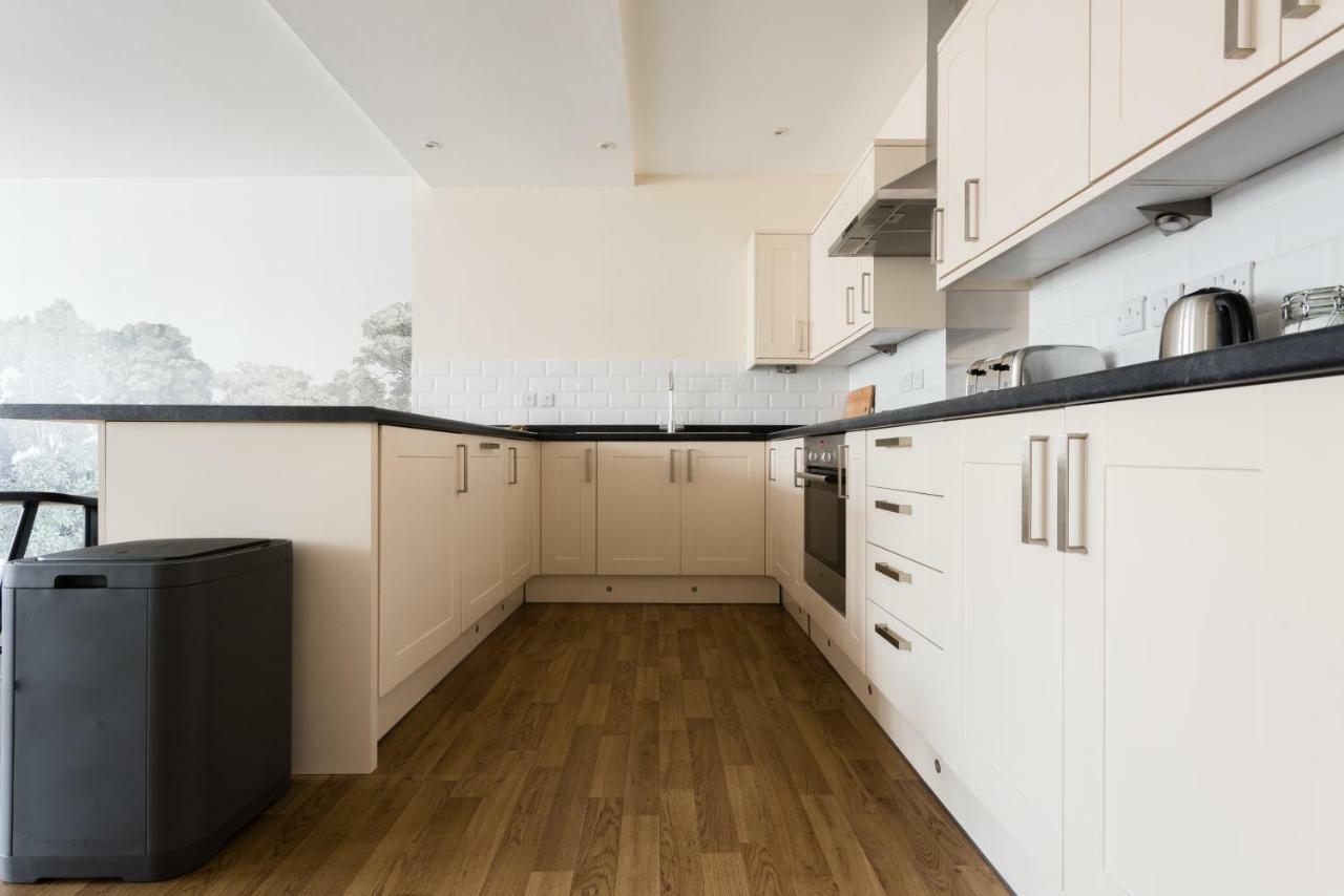 The Broadmead Jungle - Lovely & Central 3bdr Apartment *