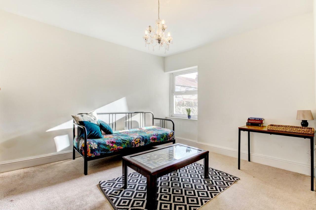 Lovely 3 Bed House In * Bristol