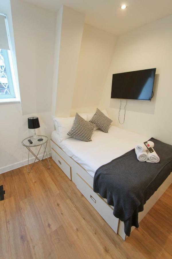 Street Apartment *
