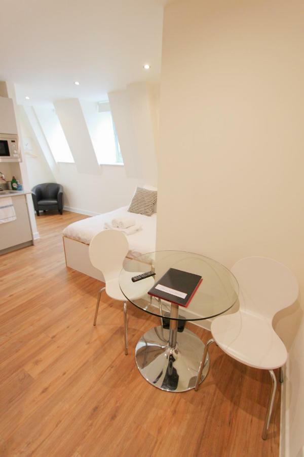 Street Apartment *