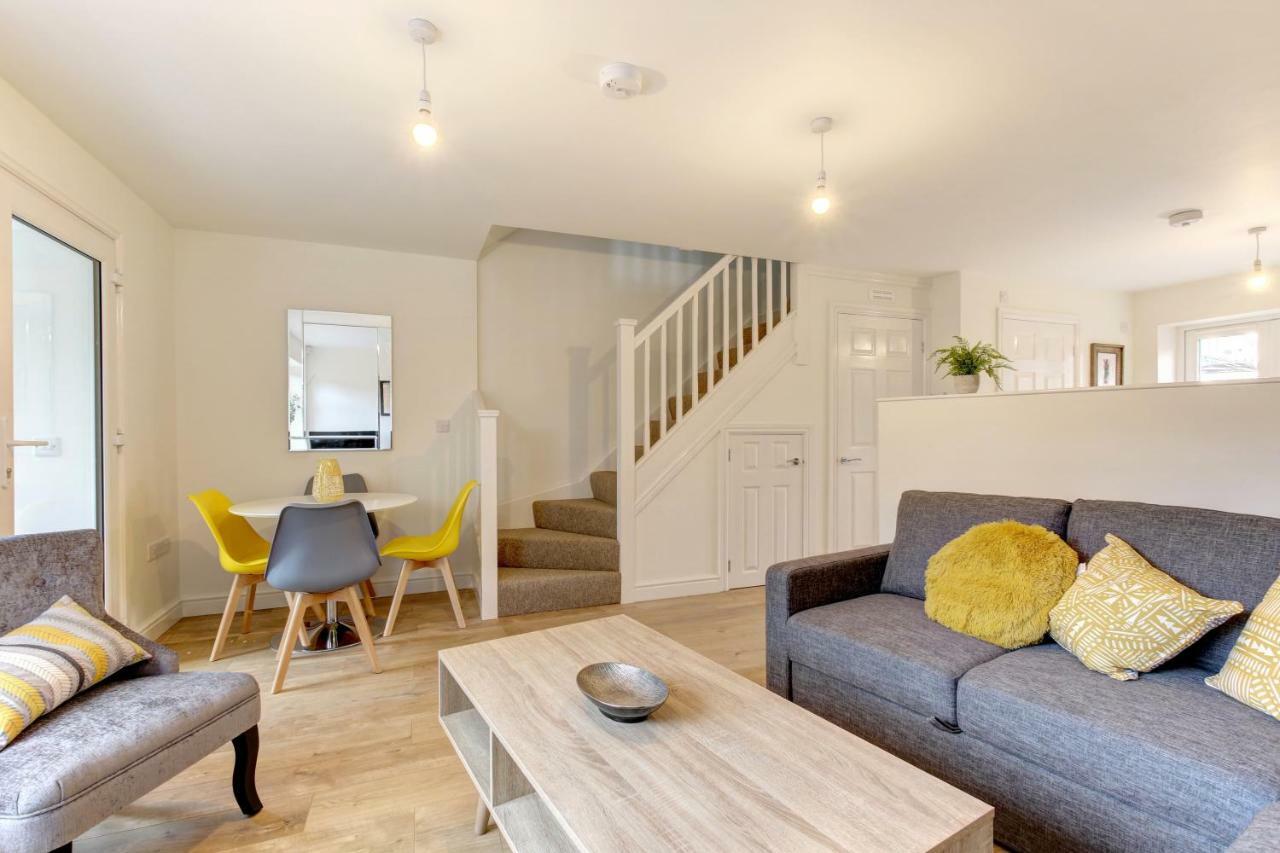 Lovely 2 Bed House In * Bristol