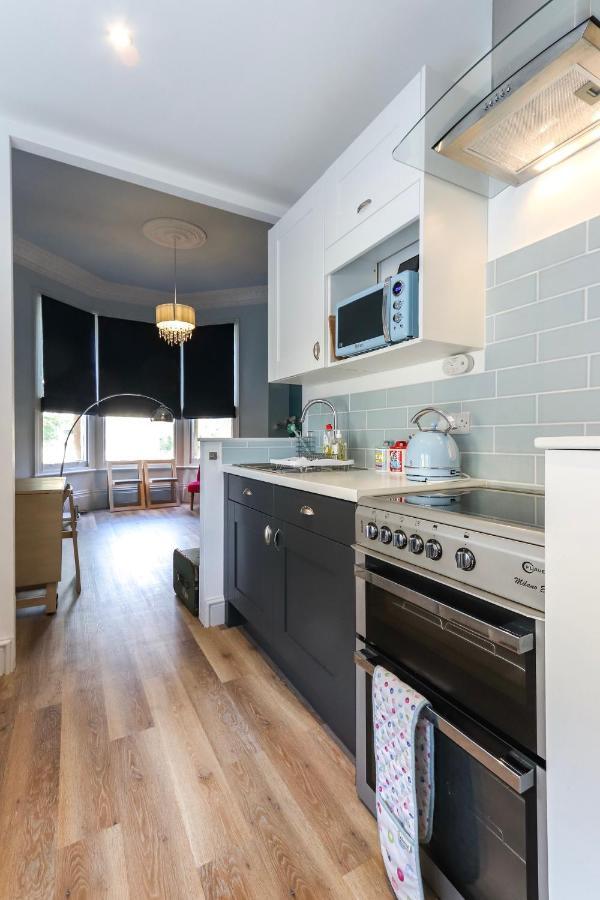Bright Modern Two Bed With Parking *