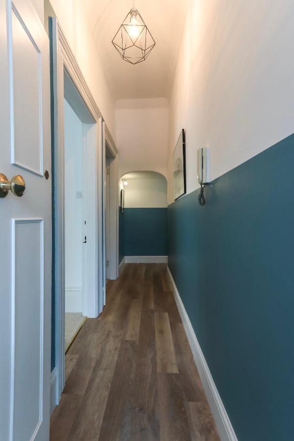 Bright Modern Two Bed With Parking Apartment Bristol
