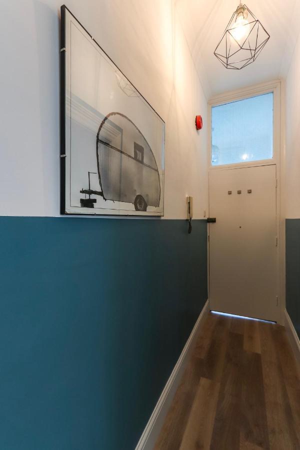 Bright Modern Two Bed With Parking *