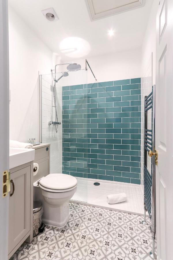 Bright Modern Two Bed With Parking Apartment *
