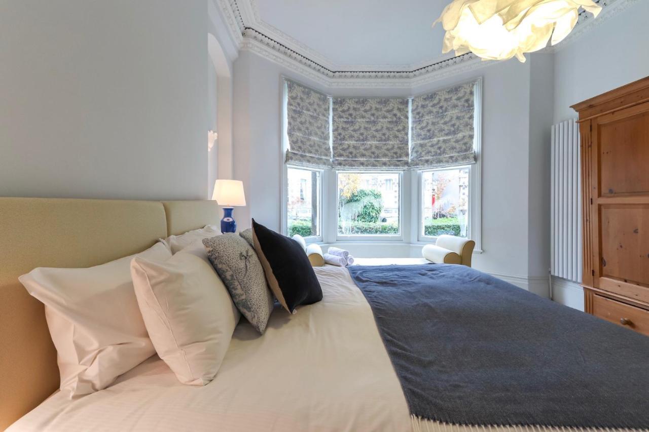 Bright Modern Two Bed With Parking *