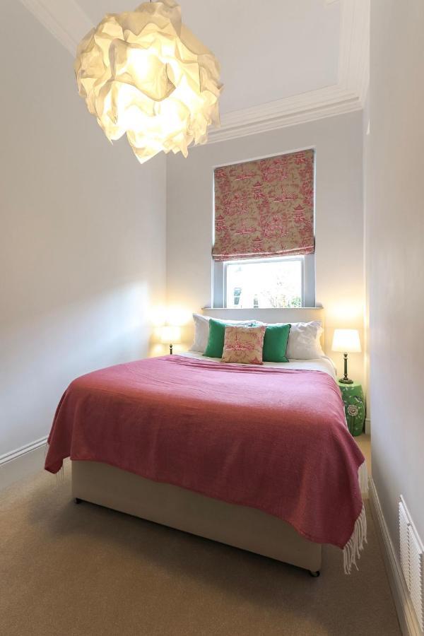 Bright Modern Two Bed With Parking Apartment Bristol