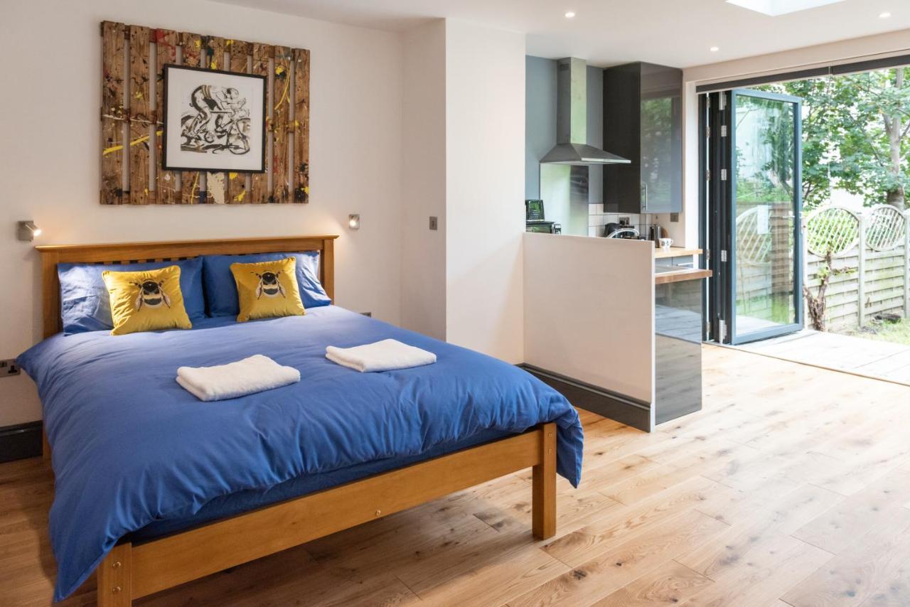 144 Lower Cheltenham Place Guest house *