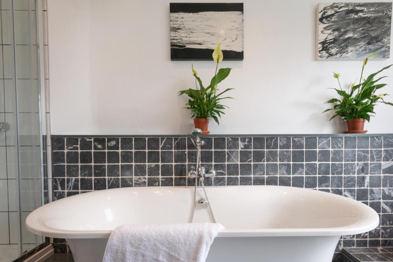 144 Lower Cheltenham Place Guest house