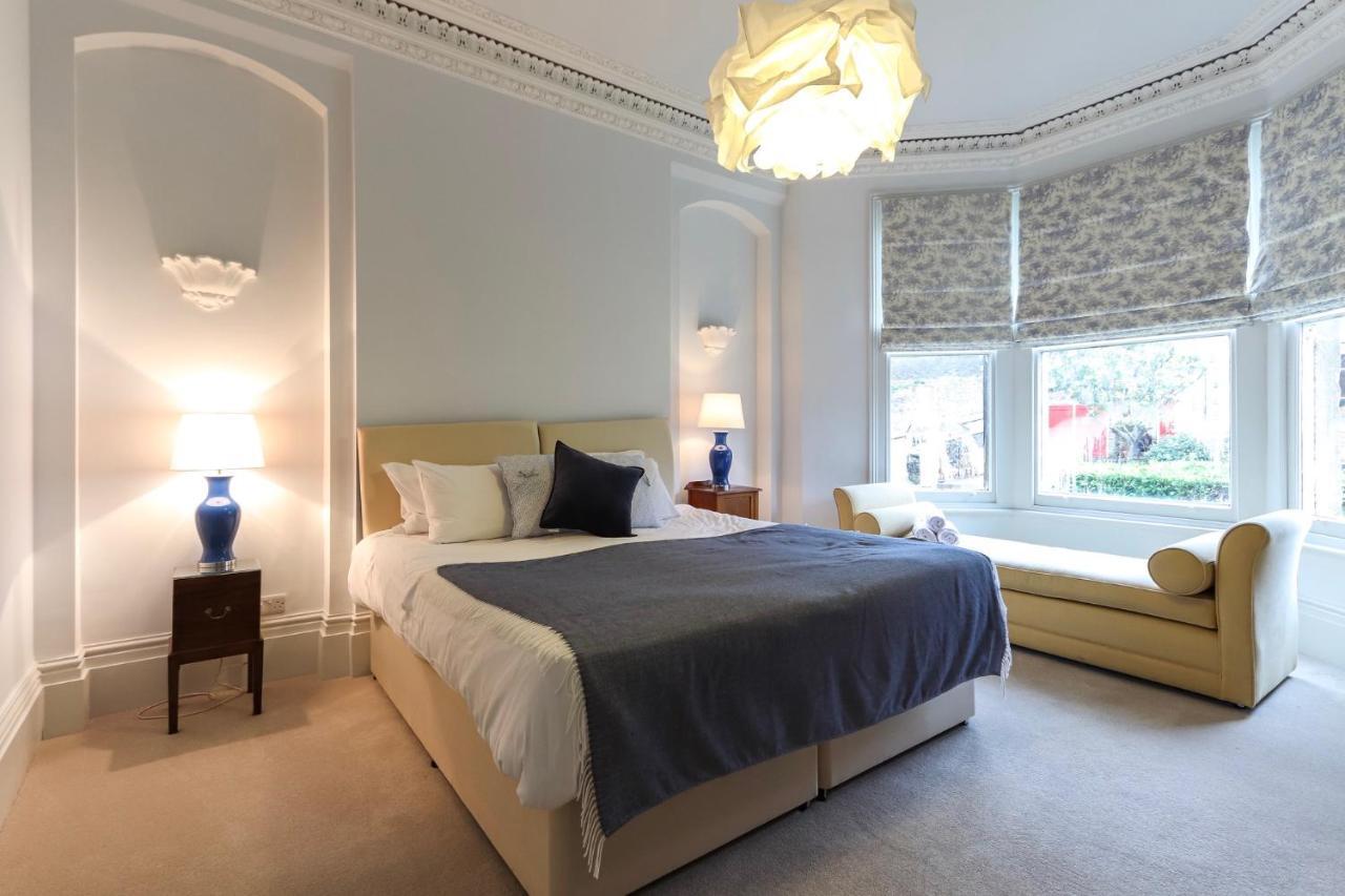 Bright Modern Two Bed With Parking *