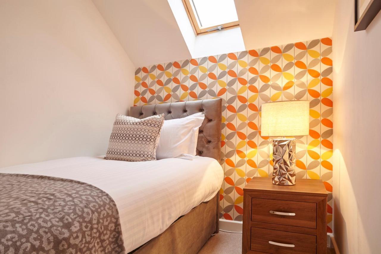 Savoy Court - Free Parking *