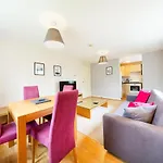 2 Bed 2 Bathroom Apartment Free Parking