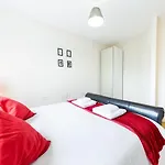 2 Bed 2 Bathroom Apartment Free Parking