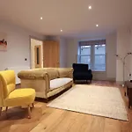 Stylish 2 Bed Home In The Heart Of Clifton