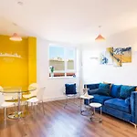 City Centre - Free Parking - Stylish 2 Bedroom Apartment