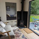 Luxury Shepherd\'S Hut In Private Orchard W/Hot-Tub