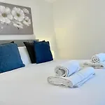 *Modern & Stylish 2 Double Bedroom-Free Parking!*