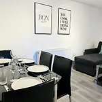 *Modern & Stylish 2 Double Bedroom-Free Parking!*