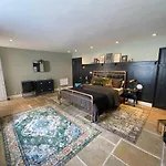 Clifton Georgian Townhouse, Downstairs Ensuite Room & Light Plant Based Breakfast