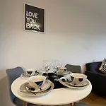 Stunning 2-Bed Apartment In Bristol With Parking